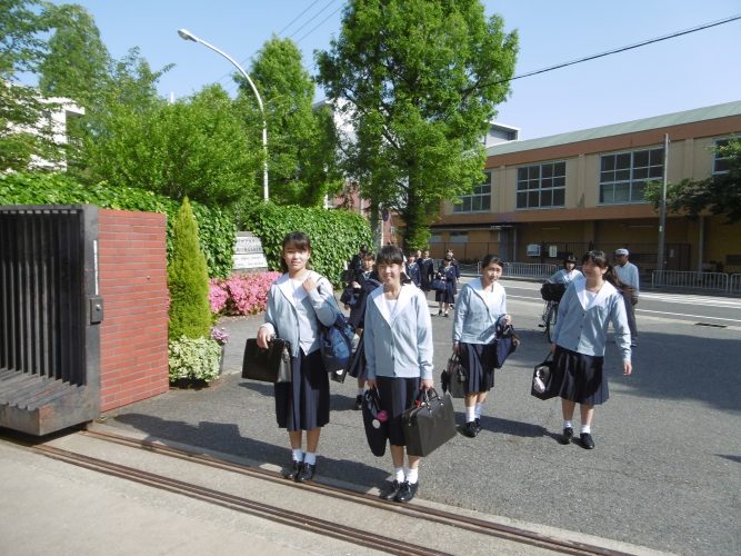 夏服への移行期間です 武庫川女子大学附属中学校高等学校