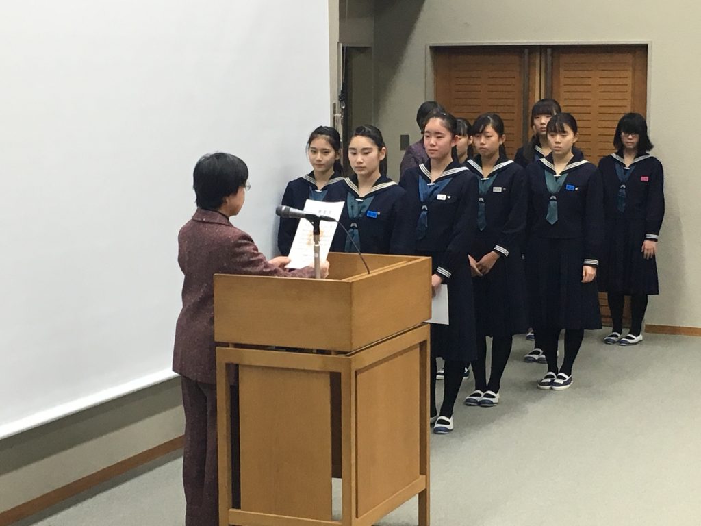 全校朝礼が行われました. 武庫川女子大学附属中学校高等学校