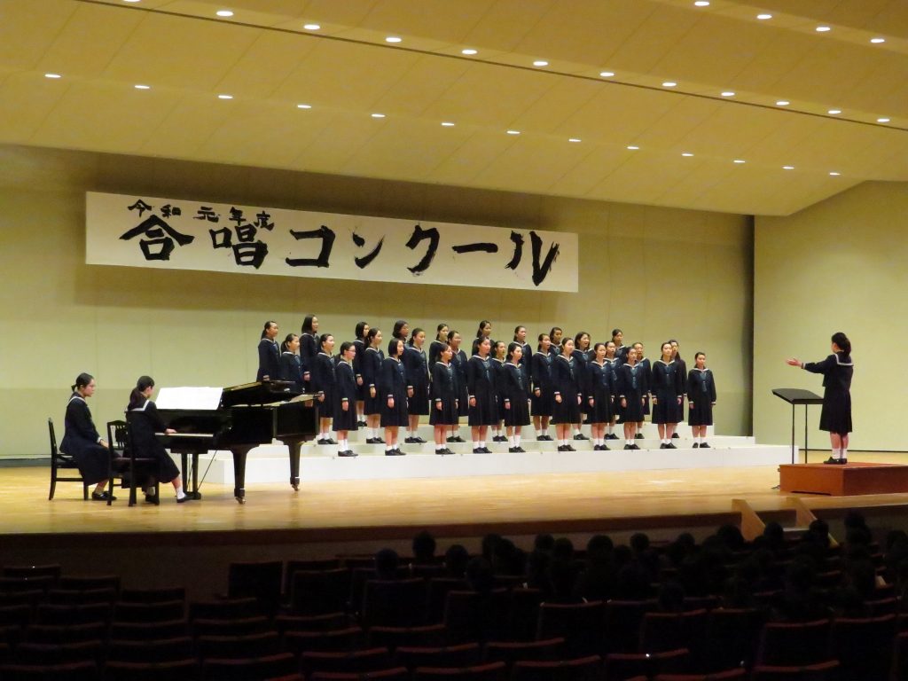 中学合唱コンクール(優勝クラスの合唱の様子) | 武庫川女子大学附属中学校高等学校